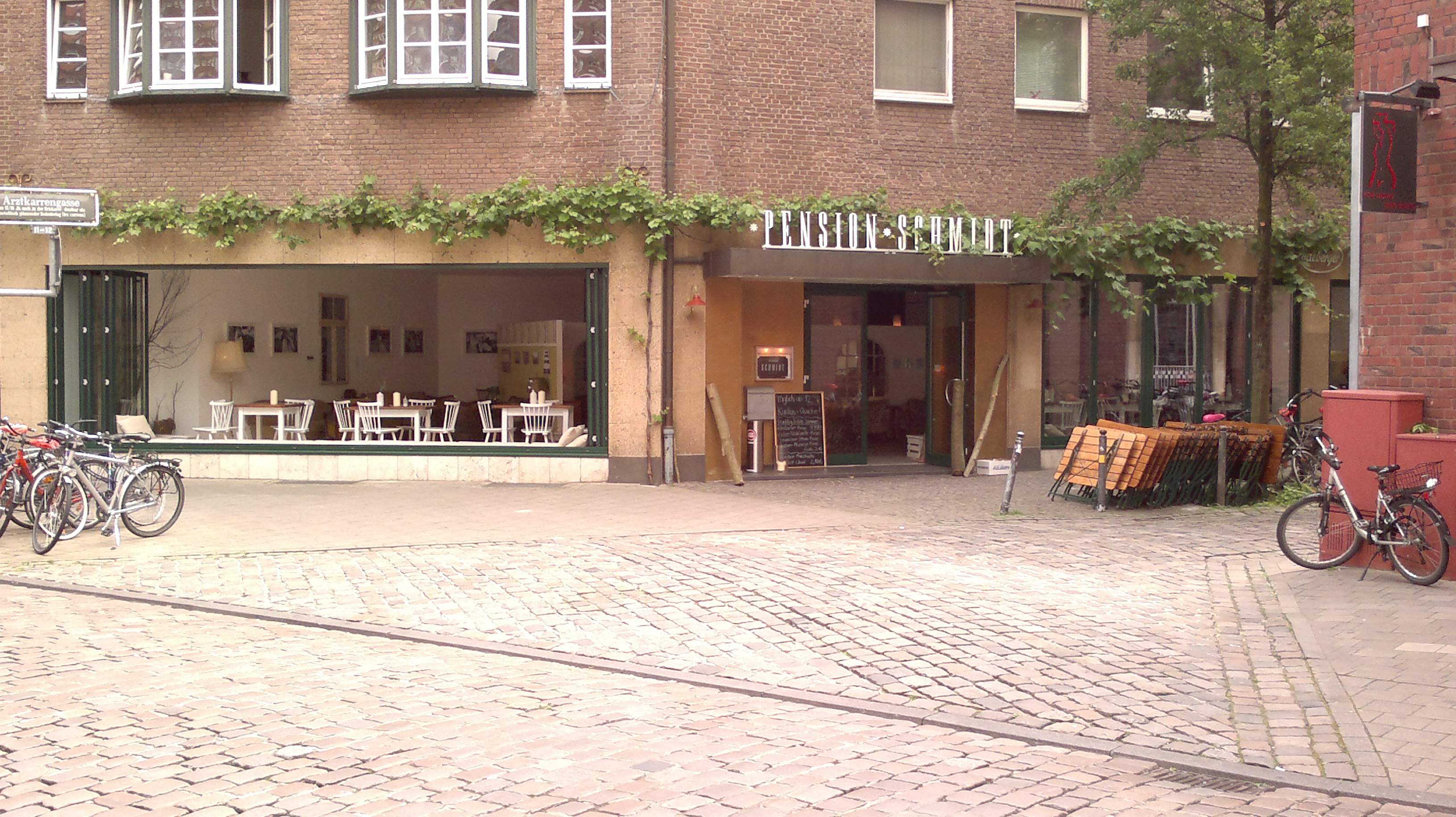 Schaufenster- und Eingangsanlage Cafe 'Pension Schmidt', Münster